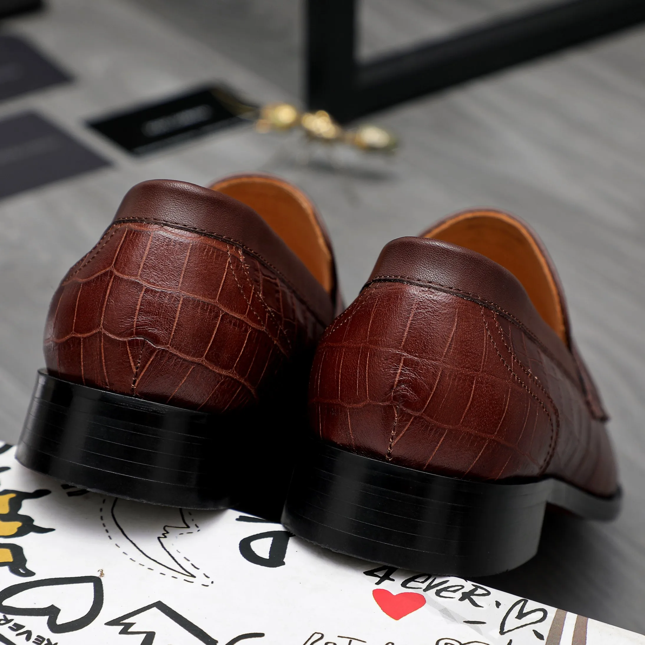 Men's shoes 💰500 Product trademark: DG (Dolce & Gabbana) business casual leather shoes Regular size: 38-45 (45 is custom-made and non-returnable) Product materials: Selected high-quality stone grain cowhide upper, cowhide lining, original outsole